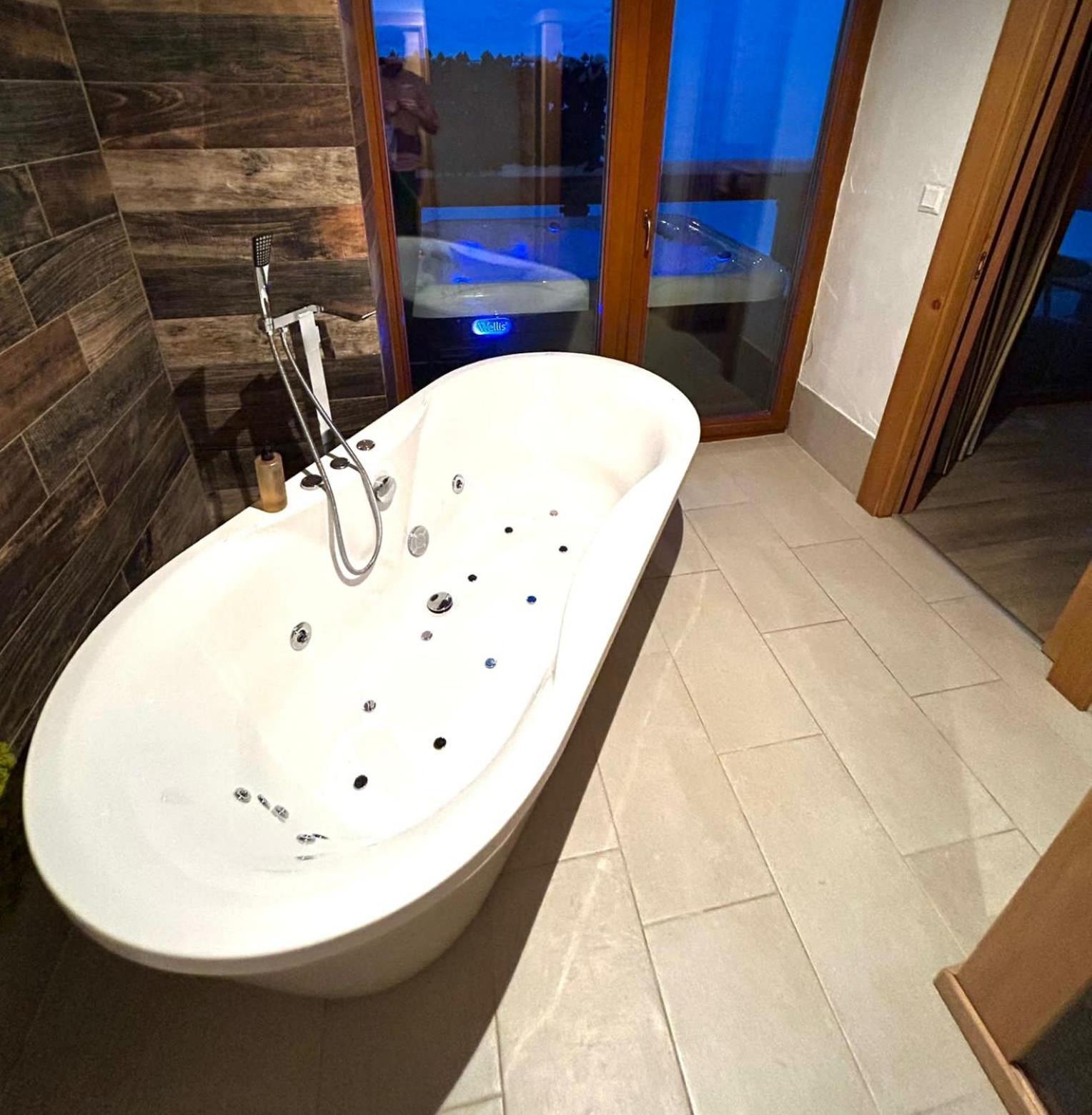 דמנובסקה דולינה Chalet Jasna Wellness Apartment Maxim Jacuzzi & Sauna מראה חיצוני תמונה